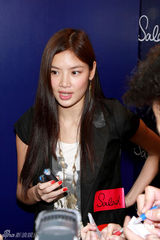 幻灯图：乐基儿代言旧照曝光 外貌清纯动人依旧