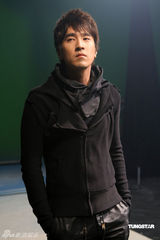 幻灯图集：阮经天赵又廷拍MV 斗演技比身材玩暧昧