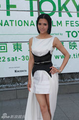 组图：李桃黑白礼服亮相 独特藏式发辫因关注