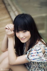 组图：秦子涵拍摄甜美写真 知性可爱宛如邻家女孩