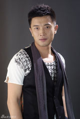 组图：蒋毅魅力宣传照展现多面生活