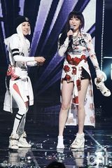 组图：韩团2NE1《M countdown》打榜拿第一