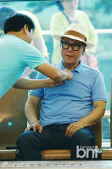 组图：《花样爷爷》现身机场准备赴台湾录节目