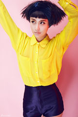 组图：贾青俏丽短发写真演绎亮色之春