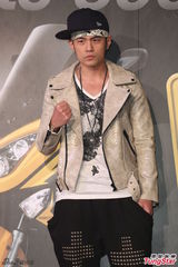 组图：周杰伦亮相代言 一身劲装帅气抢镜