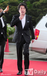 组图：百想红毯朴有天帅气 女星主打黑裙秀性感