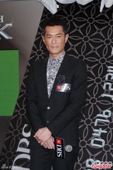 组图：古天乐坚持家人团聚庆生 木讷拍全家福