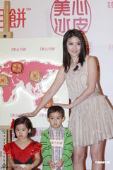 组图：陈慧琳连衣裙优雅 走出流产阴影欲再造人