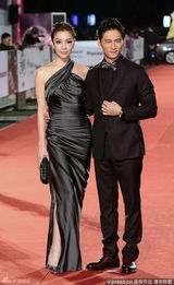 组图：蔡淑臻亮相金钟红毯单肩长裙搭档温昇豪