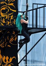 组图：Lady Gaga彩排亲力亲为 自行上下爬钢架