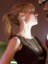 幻灯图：《钢铁侠2》再曝剧照 唐尼帕特洛情愫暗生