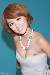 组图：罗彩玲露事业线拍写真 性感失守走光