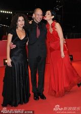 电影《口红》首映 女星Nataly娇艳夺目撅嘴吻导演