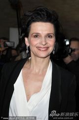 组图：《她们》柏林首映朱丽叶-比诺什热拥搭档