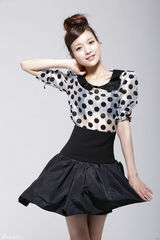 组图：叶熙祺透视波点赫本范儿清新靓丽