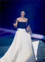 姚晨露背装秀性感 范冰冰否认收婚戒称自备(图)