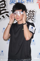 组图：林俊杰担任眼疾爱心大使 挑战摸黑自弹自唱