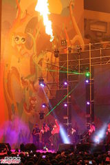 组图：萧亚轩粉衣皮裙男校开唱