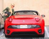 组图：帕里斯-希尔顿真空上阵紧身裙大秀美背