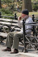 组图：理查-基尔街头潦倒 内裤套头借酒消愁