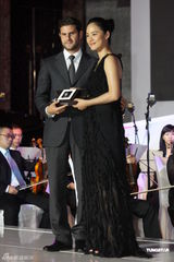 组图：姜文对妻子呵护有加 周韵与男模热聊晾老公