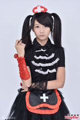 组图：许雅涵穿蓬蓬裙再现萌护士女仆造型