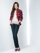 组图：张韶涵写真大片印花上衣配短裙大秀美腿