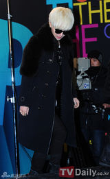 组图：韩星IU与好友秀智主持歌谣大战 众星云集