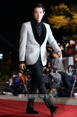 组图：李准灰西服帅气 红毯挥手显亲和