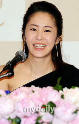 组图：高贤贞出席美容书籍出版新闻发布会