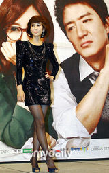 组图：金南珠宣传《逆转的女王》 黑丝袜十足抢镜