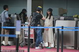 组图：冯绍峰现身机场 倪妮微笑盯紧男友
