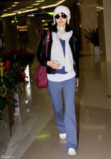 组图：白百何代言化妆品 随意混搭范显青春时尚