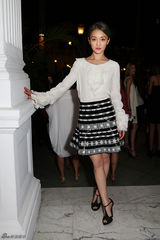 组图：周迅羽毛蕾丝连衣裙亮相卡尔全球大秀