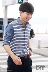 组图：李升基穿条纹衫现身机场飞泰国会粉丝