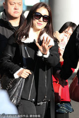 组图：韩星朴信惠亮相北京 获赠礼物笑脸盈盈