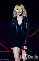 组图：2NE1与BEAST等韩团拼盘开唱秀劲舞