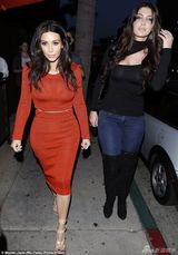 组图：卡戴珊外出紧裹巨胸改露腰 肥臀夺人眼球