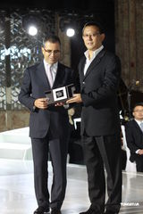 组图：姜文对妻子呵护有加 周韵与男模热聊晾老公