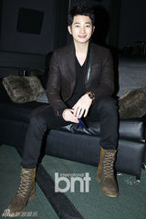 组图：朴施厚与粉丝共同收看《清潭洞》大结局