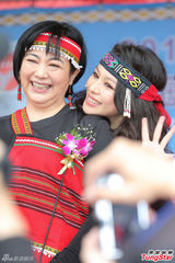 组图：徐若瑄携母亮相 装扮民族风