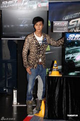 组图：陈伟霆出席游戏发布会 美女相伴目不斜视