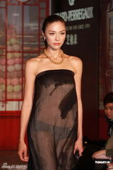 组图：Lisa S.出席巴黎时装周 不信末日论