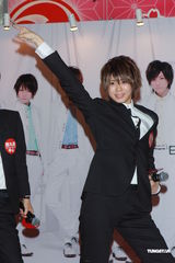 组图：日本团体风男塾现身香港 伪男造型吸引粉丝