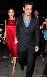 组图：德普伦敦宣传新片 女友红裙妩媚抢镜