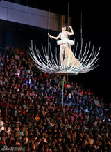 组图：51岁江蕙台上脱裙 露肉色内裤引骚动