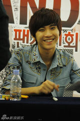 组图：FTISLAND办签名会谢粉丝 弘基可爱头饰抢眼