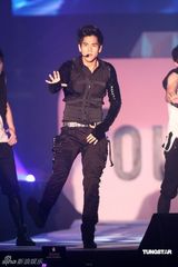 幻灯组图：萧敬腾着铆钉皮衣献唱 卢广仲瑶瑶泯恩仇