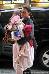 组图：苏瑞遇狗仔如受惊小鹿 汤姆-克鲁斯秀父爱