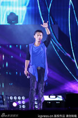 组图：中秋蔡依林献唱露胸光 谢霆锋拒谈王菲